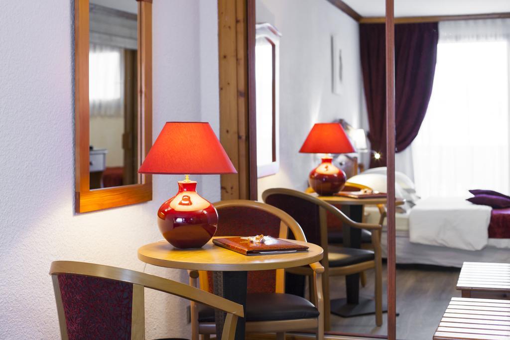 Le Calgary Hotel เลเซซี ภายนอก รูปภาพ