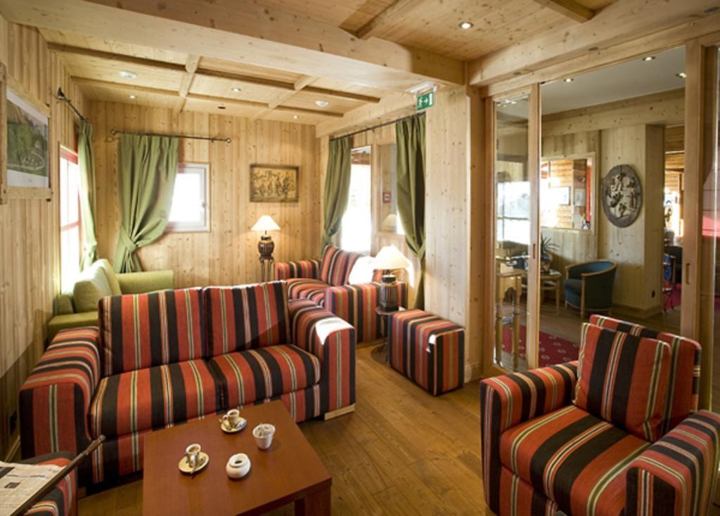 Le Calgary Hotel เลเซซี ภายนอก รูปภาพ